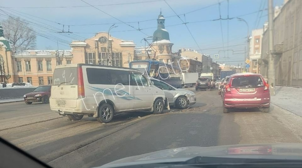 Две иномарки столкнулись на трамвайных путях в центре Иркутска Тг-канал (18+) ДТП38RUS