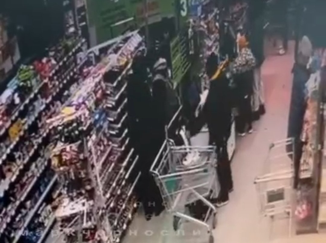 Конфликт у кассы. Стоп-кадр видеозаписи Tg-канал (18+) @mark2_che