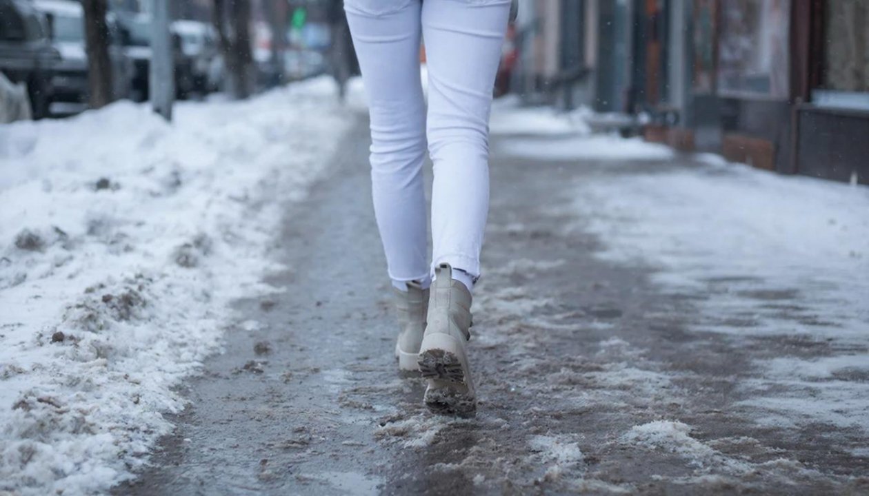 3 пшика на штанины - в слякоть хоть в белых брюках: чистые как в сухую погоду ИИ GigaChat (18+)