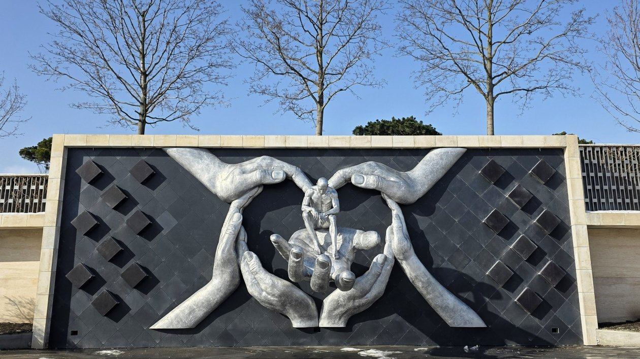 В краснодарском парке Галицкого появилась скульптура &quotОбъятия человечества&quot t.me/parkkrd