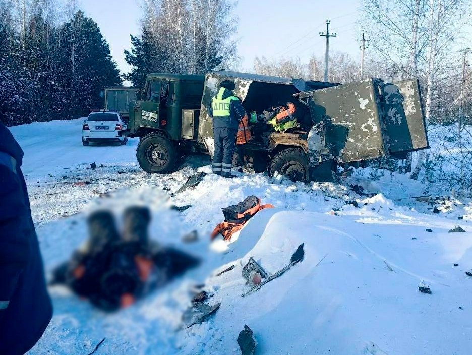 Смертельное ДТП: вахтовка столкнулась со самосвалом в Бодайбинском районе тг-канал (18+) &quotДТП38&quot