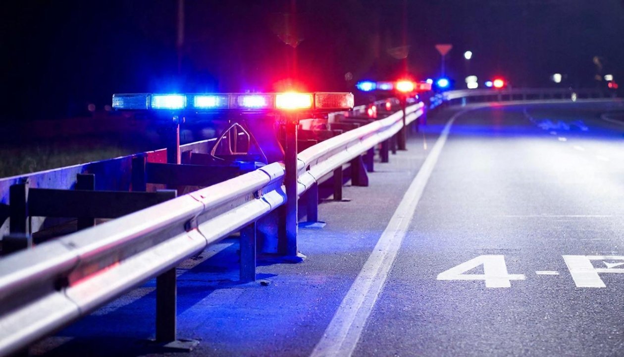 Красно-синяя мигалка на трассе - не декорация: что она означает и почему её нельзя игнорировать ИИ Kandinsky (18+)