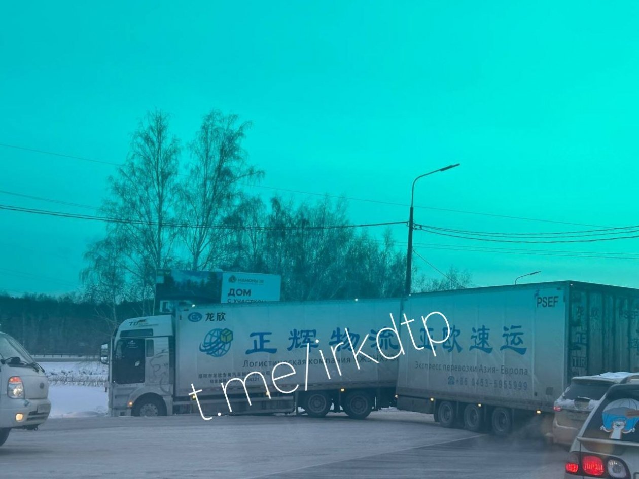 Фура перекрыла часть трассы в микрорайоне Ново-Ленино Иркутска Тг-канал (18+) ДТП38RUS