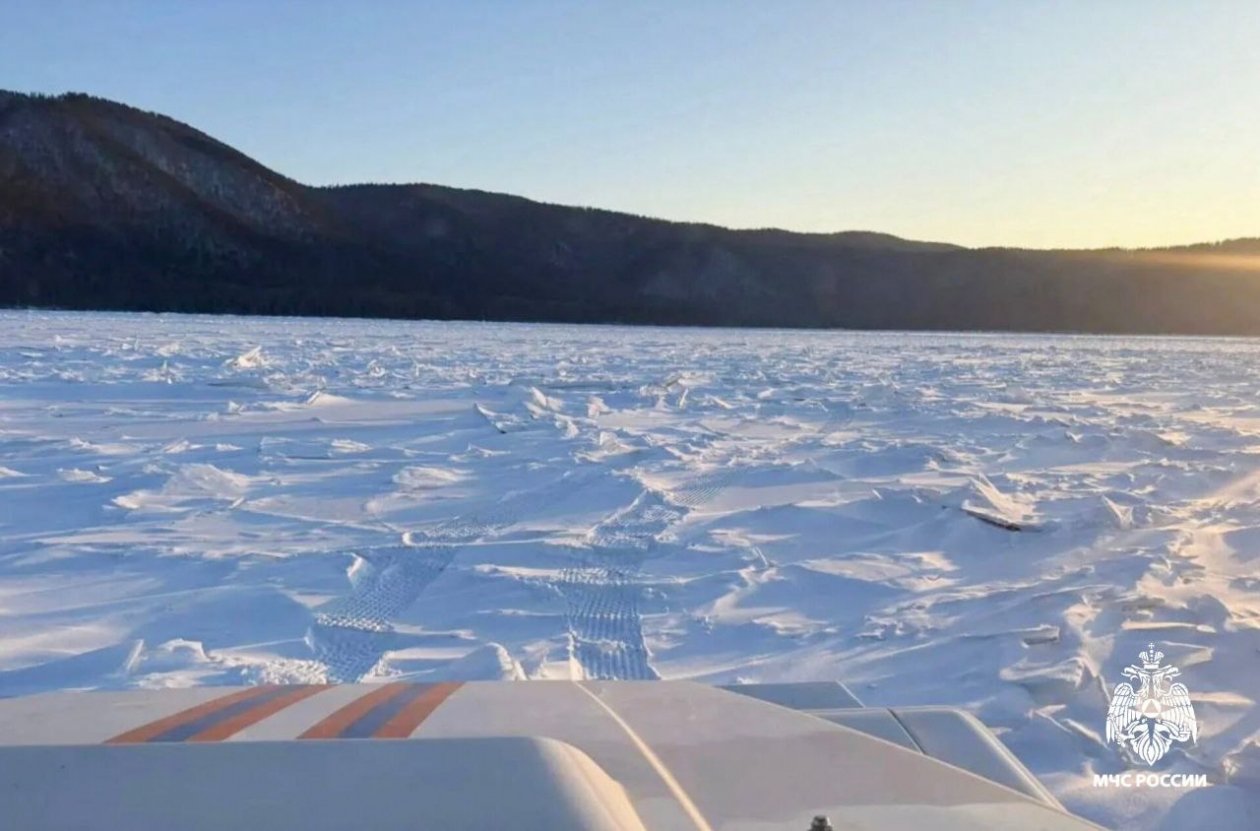 Спасатели подтвердили, что трое рыбаков в бухте Безымянная живы и помощи не требуют МЧС России по Бурятии