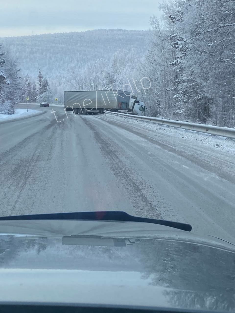 Фура вылетела за ограждение в Слюдянском районе Телеграм-канал (18+) &quotДТП38&quot