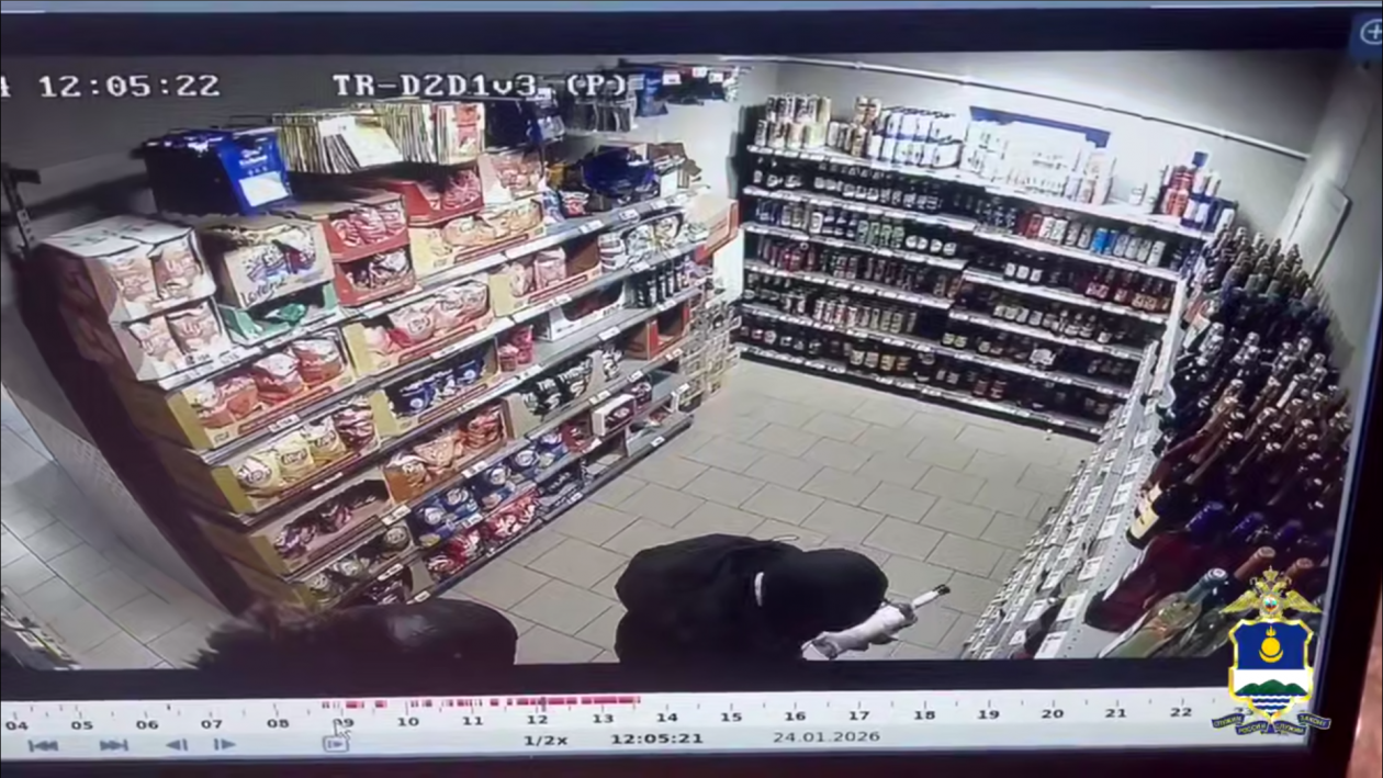 Улан-удэнец вынес из магазина 8 бутылок водки под курткой МВД по Бурятии