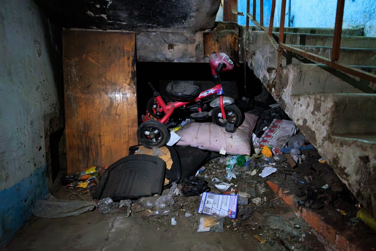 Свалка мусора у входа в подъзд Яна Гайдук, ИА PrimaMedia