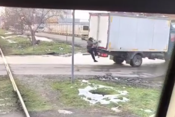 Подростки-зацеперы снегом и камнями атаковали трамвай в Краснодаре Соцсети