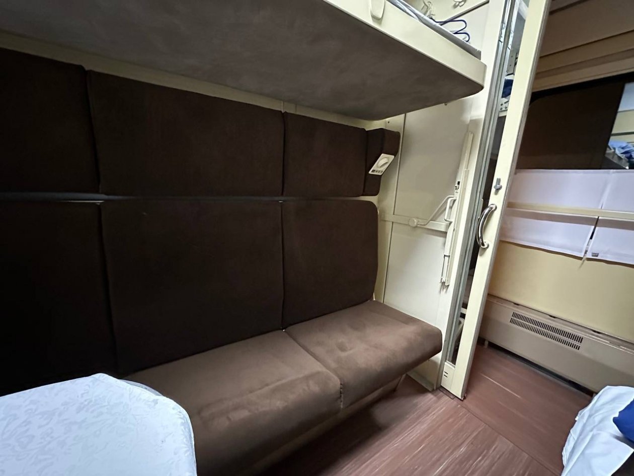 &quotУ меня билет на верхнюю полку, а на нижней запрещают сидеть&quot: что говорят правила ИА SevastopolMedia