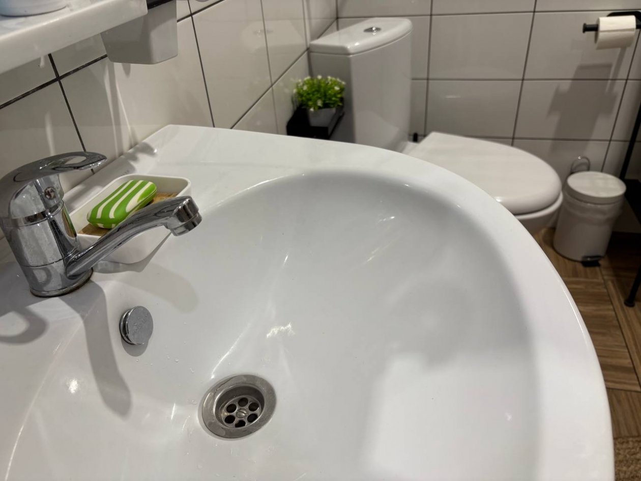 В моей ванной вся сантехника сверкает: моем раковину и унитаз без химии - хитрость горничных ИА SevastopolMedia