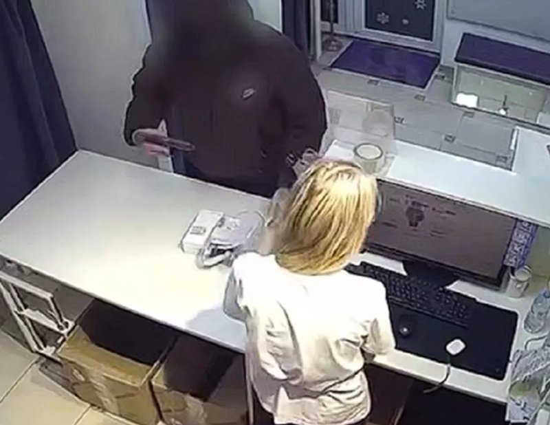 Грабитель с пистолетом напал на пункт выдачи заказов в Краснодаре Пресс-служба ГУ МВД России по Краснодарскому краю