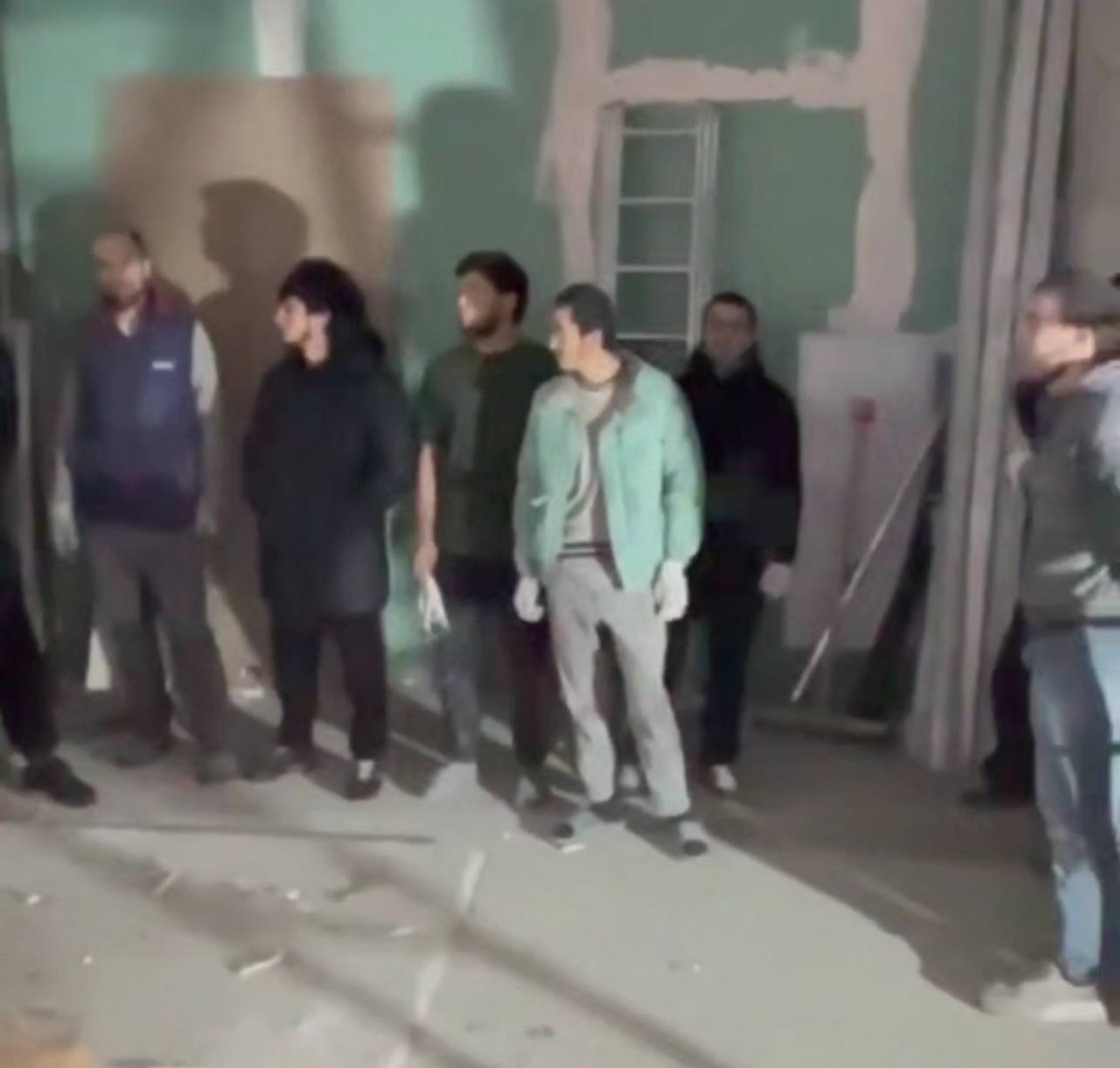 В Армавире 13 нелегалов депортируют из страны за незаконную работу в ТЦ t.me/mvd_23