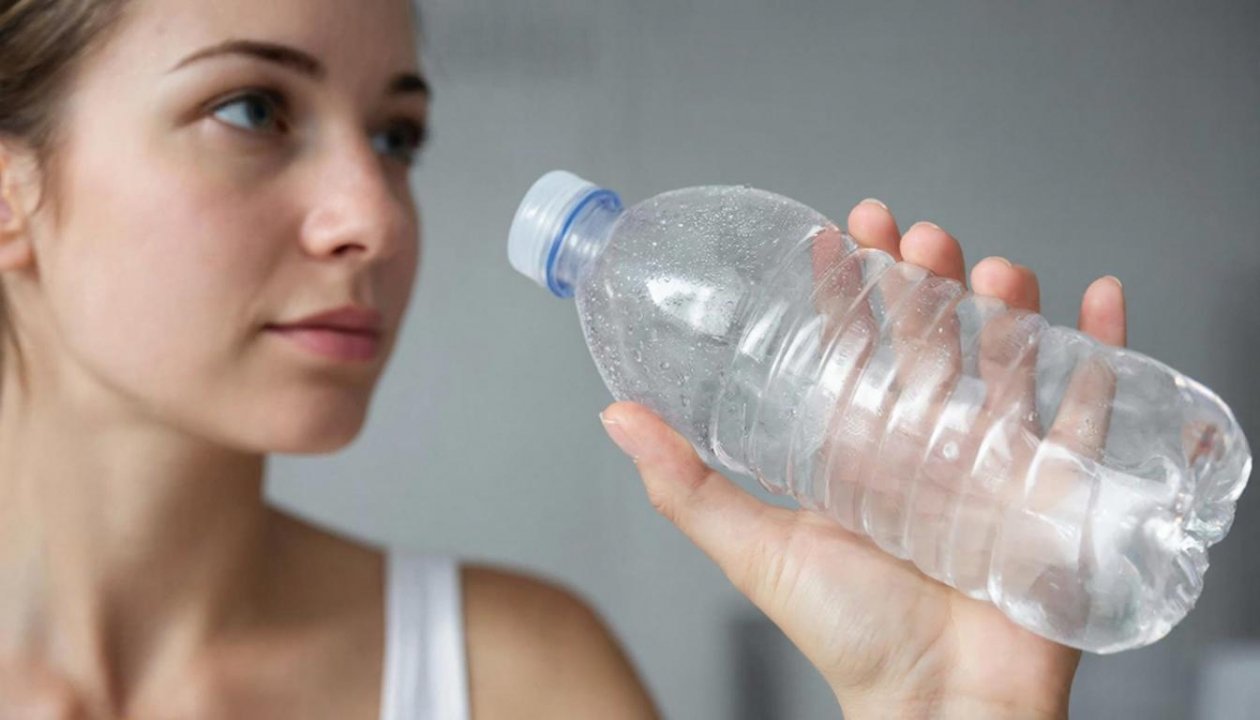 Бутылку надеваю на руку и удивляюсь своей смекалке: домашние смеются, но эффект просто супер ИИ Kandinsky (18+)