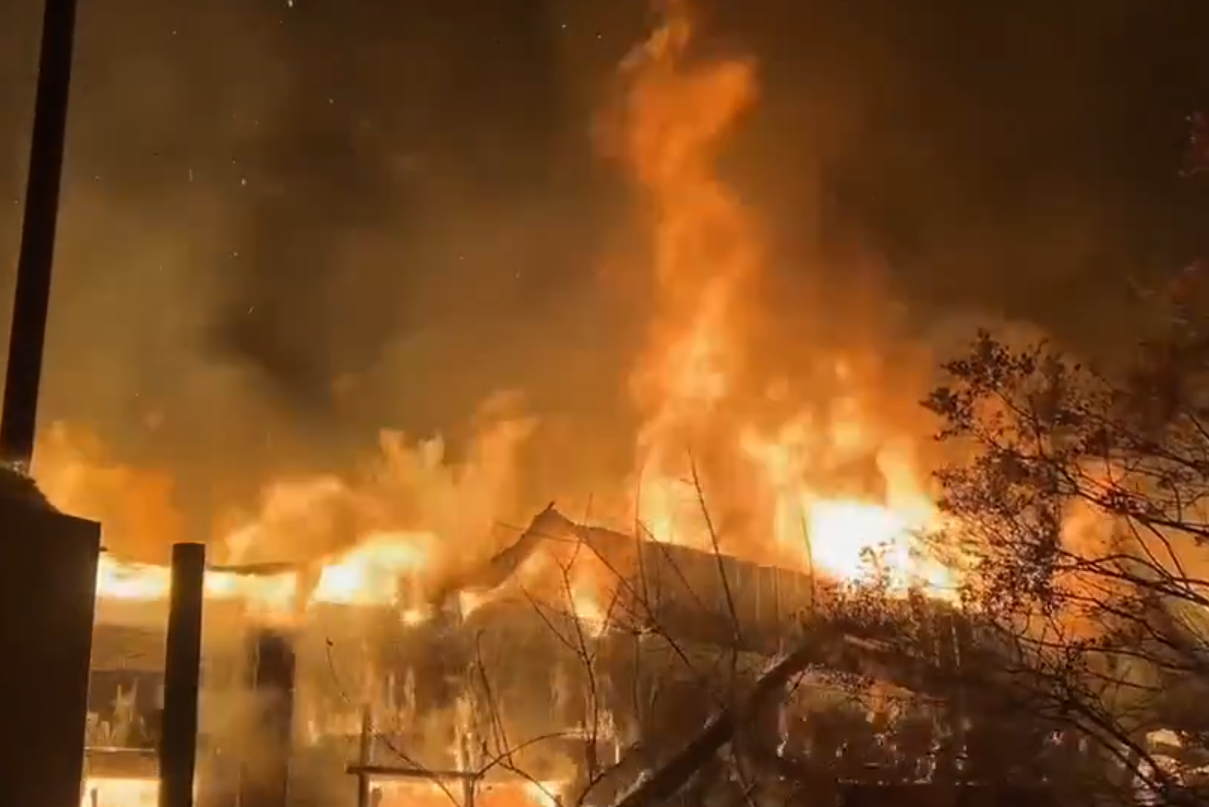 Дом сгорел в иркутском садоводстве на ночном пожаре МЧС по Иркутской области