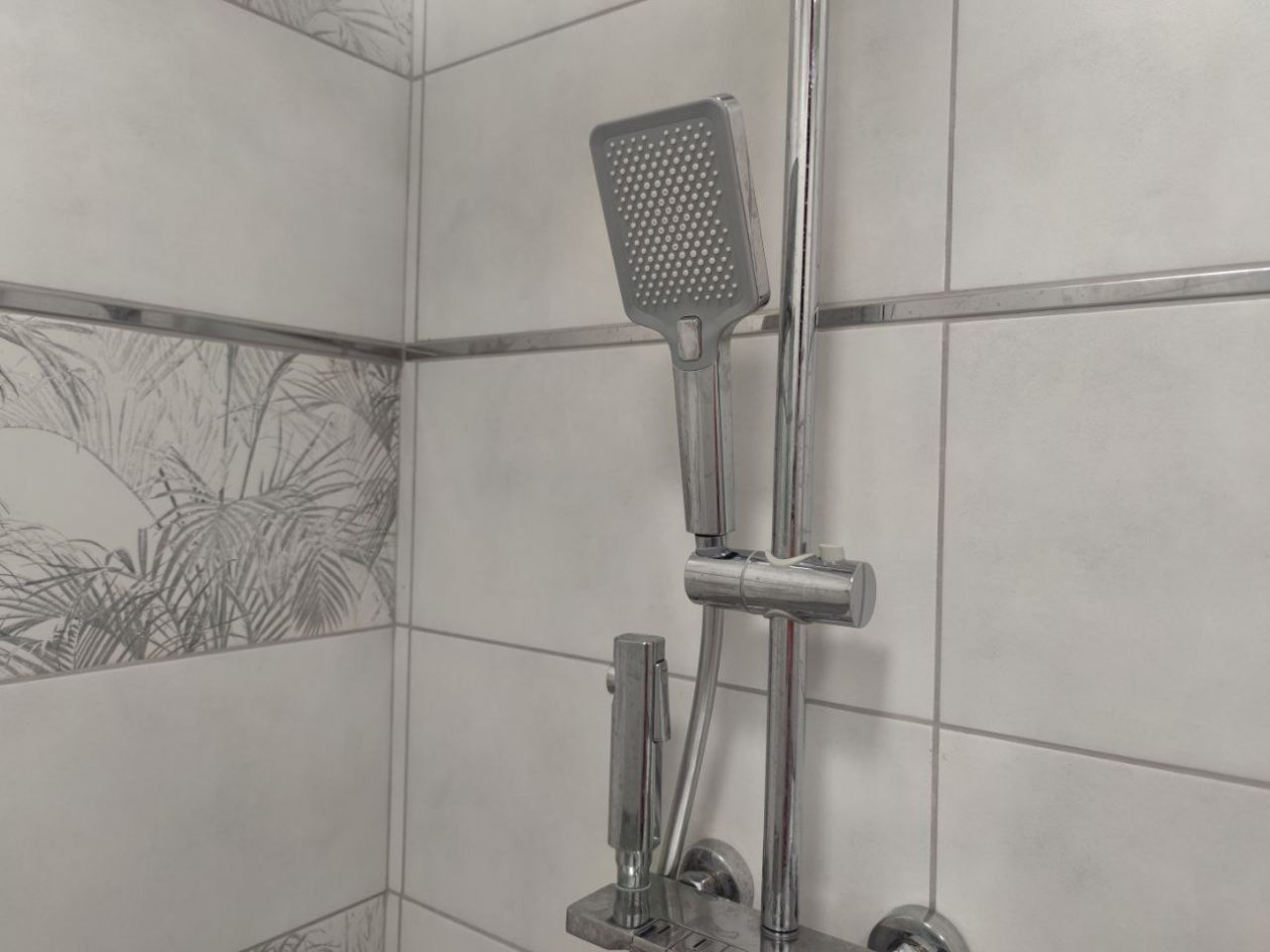 Известковый налет на душевой лейке сдался без боя: наливаю 200 мл в пакет — и напор воды, как в день покупки ИА KrasnodarMedia.ru