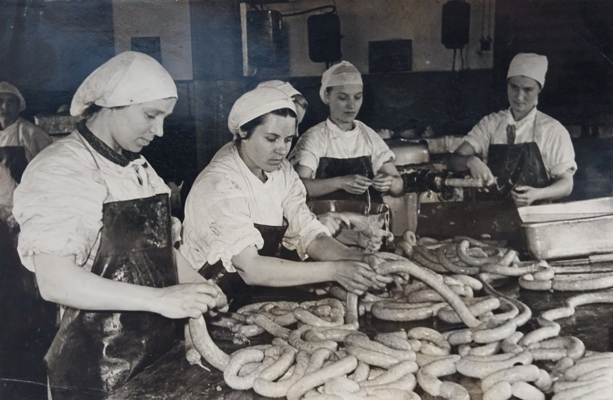 Формовка колбасы Из коллекции Псковского музея, опубликовано на сайте Госкаталог (12+)