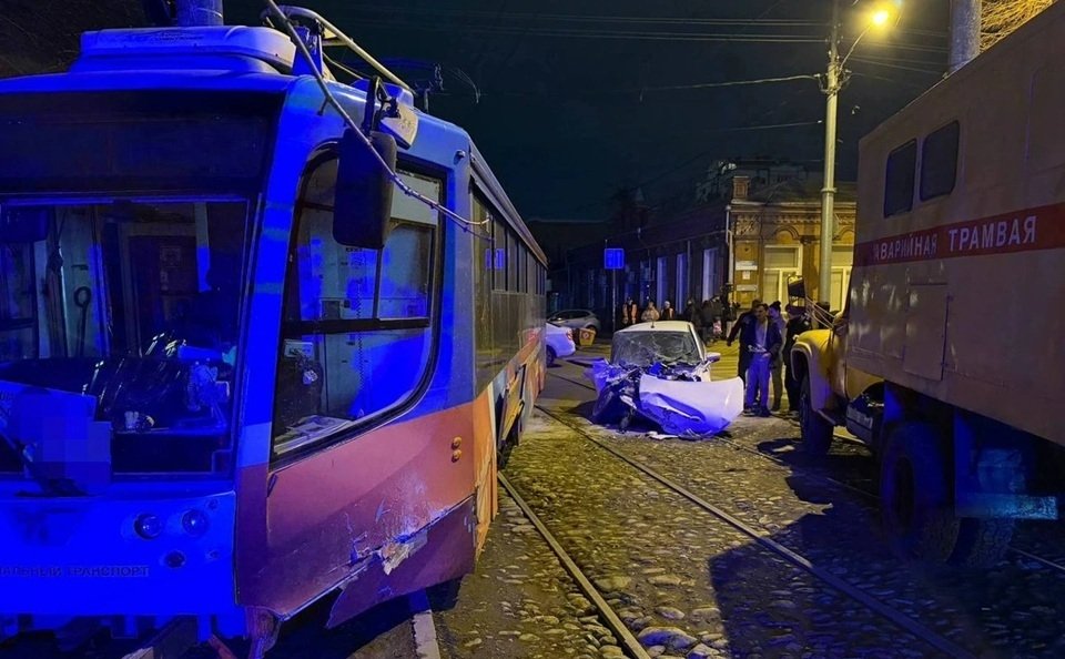 Автомобиль врезался в трамвай и снес его с рельсов в Краснодаре t.me/mvd23krasnodar