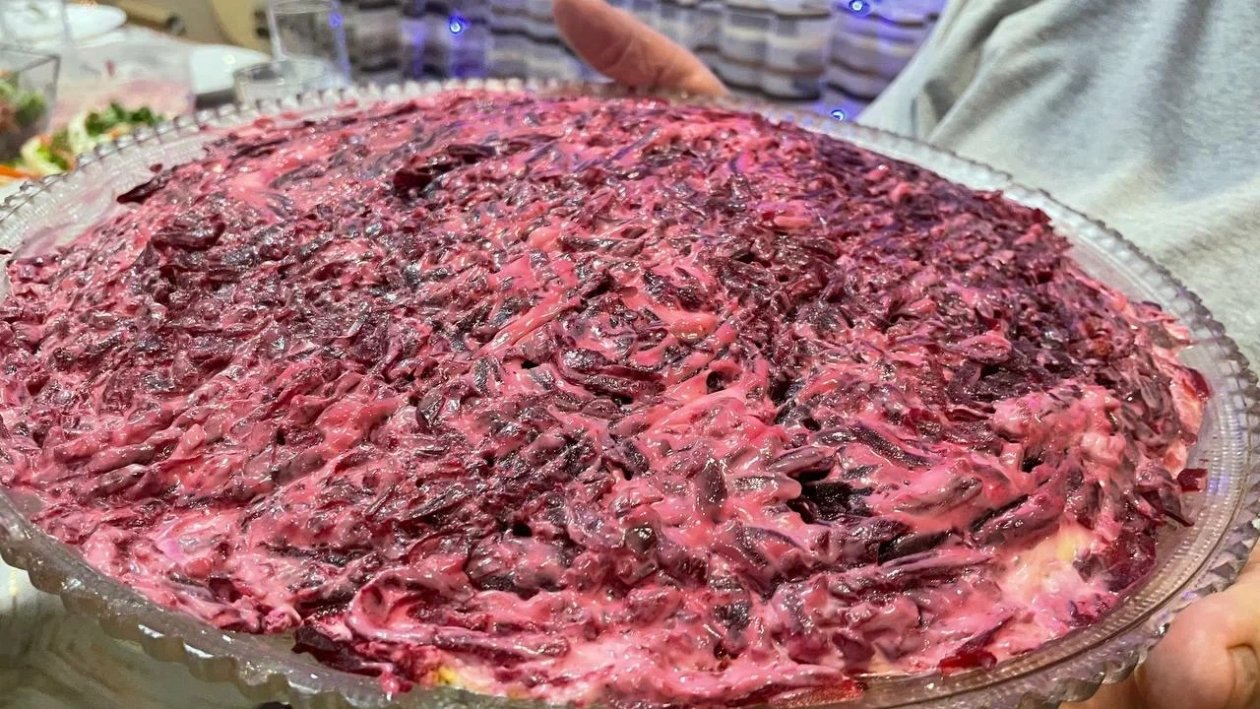 Какой слой в &quotСеледке под шубой&quot должен быть первым: теперь салат не &quotплывет&quot, а каждый кусочек тает во рту ИА KrasnodarMedia.ru