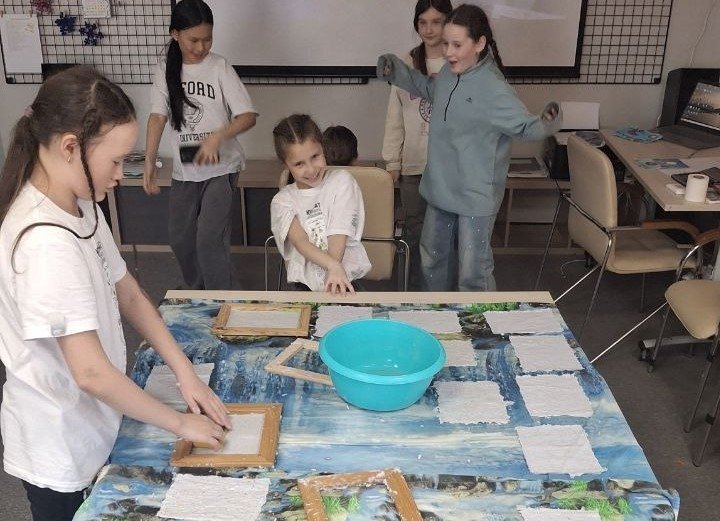 Мастер-класс по изготовлению бумаги из черновиков в Озерновском Пресс-служба Кроноцкого заповедника