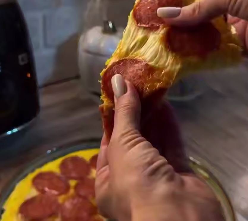 Когда муж говорит, что будет через 10 минут, то готовлю эту хрустящую и сочную пиццу &quotПепперони&quot с колбасками на сковороде телеграм-канал &quotРецепты 🧑‍🍳| Десерты Супы Закуски&quot (12+). 