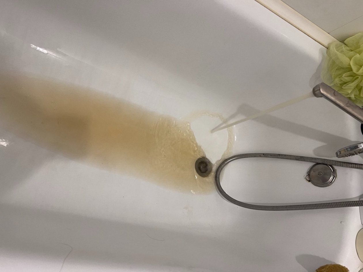 Жители Краснодара массово пожаловались на ржавую воду из кранов ИА KrasnodarMedia