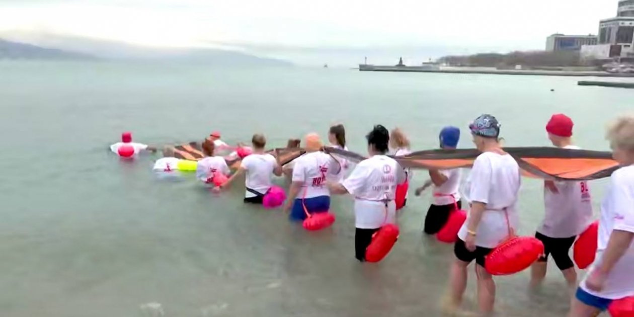 Массовый заплыв с 12-метровой георгиевской лентой засняли в Новороссийске t.me/kravchenko_glava_nvrsk