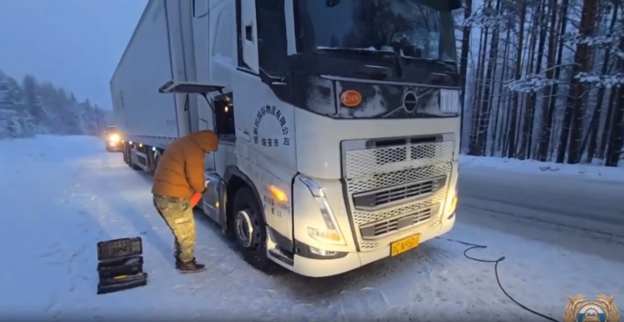 В Приангарье сотрудники ГАИ помогли водителю заглохшего по пути в Китай тягача Отдел пропаганды УГИБДД по региону