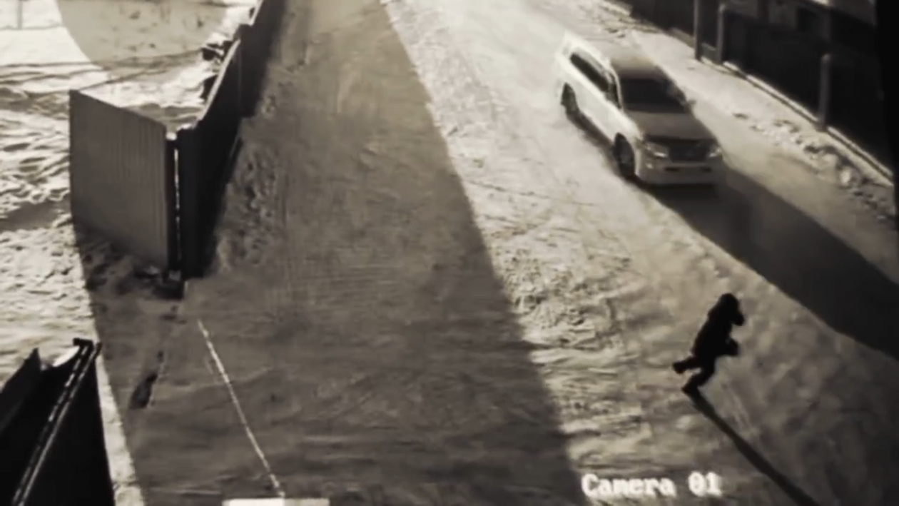 Момент ДТП попал на камеры видеонаблюдения кадр из видео