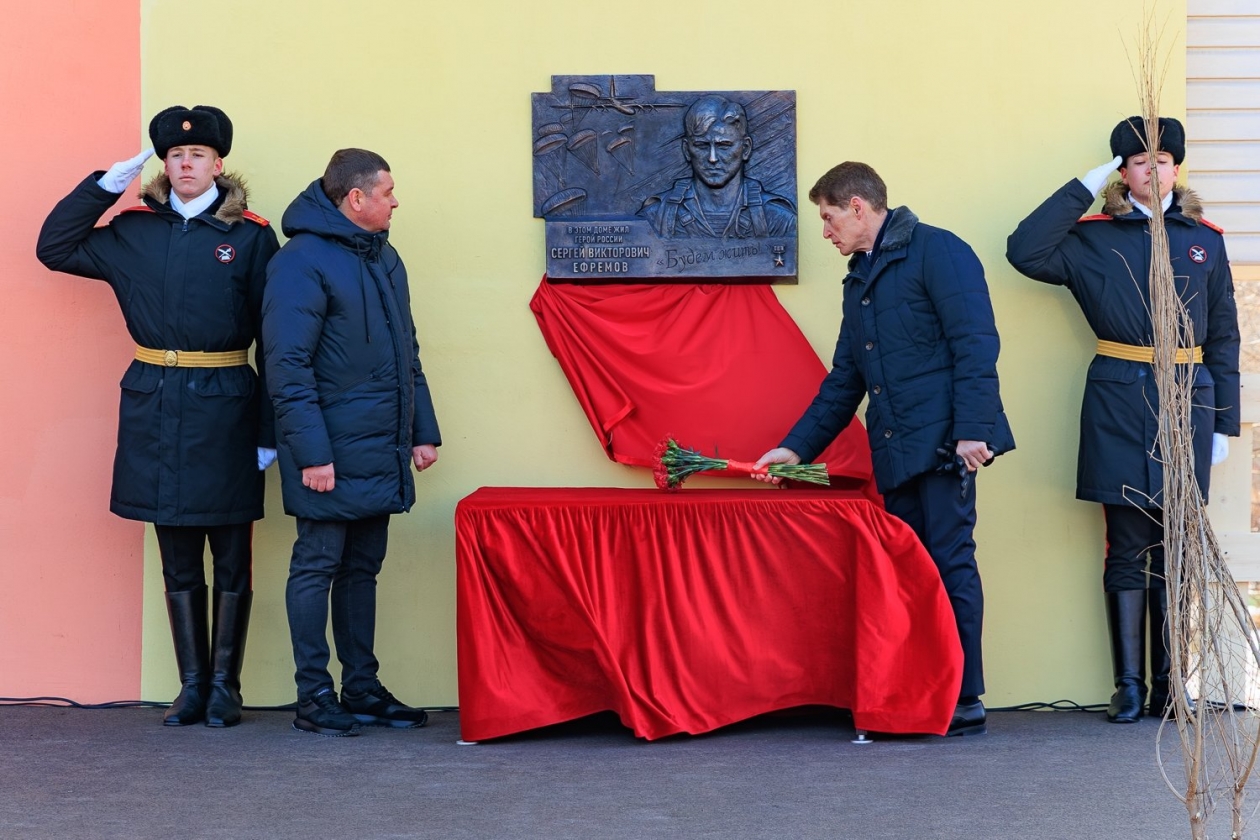 Открытие мемориальной доски Сергею Ефремову Яна Гайдук, ИА PrimaMedia