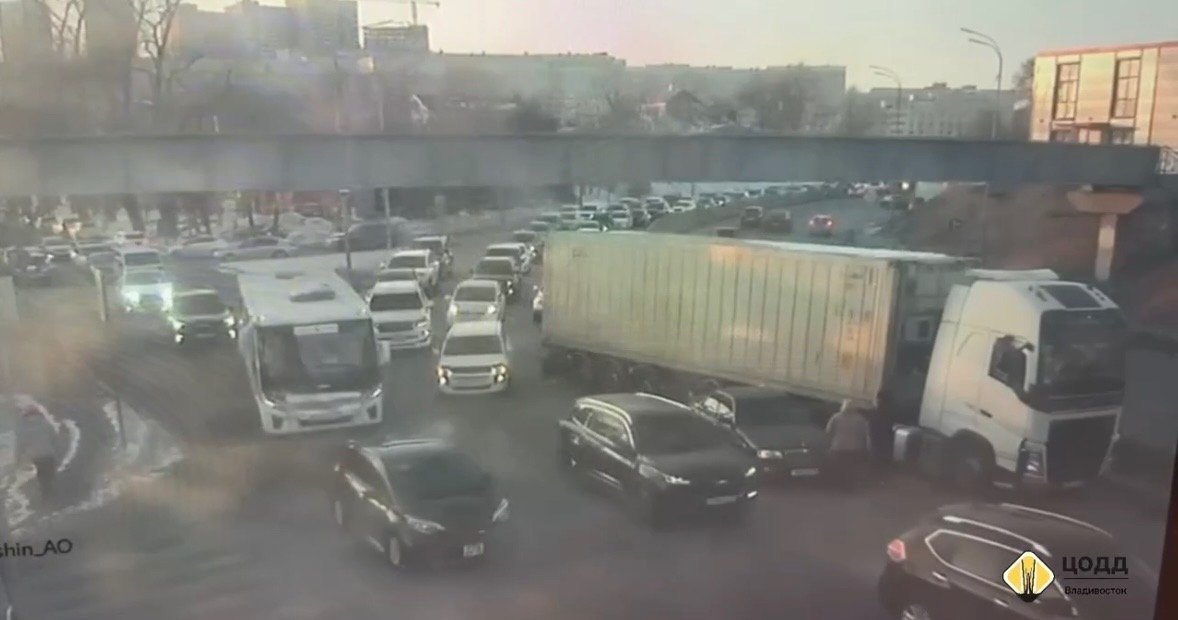 ДТП с фурой у &quotЗелёного острова&quot во Владивостоке МКУ &quotЦОДД&quot