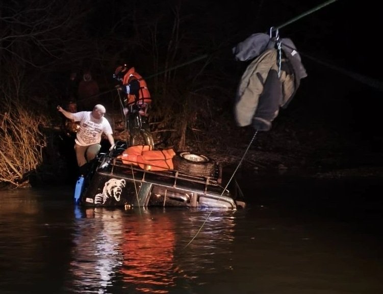 Троих кубанцев спасли с крыши затонувшего в реке автомобиля t.me/kubanspas