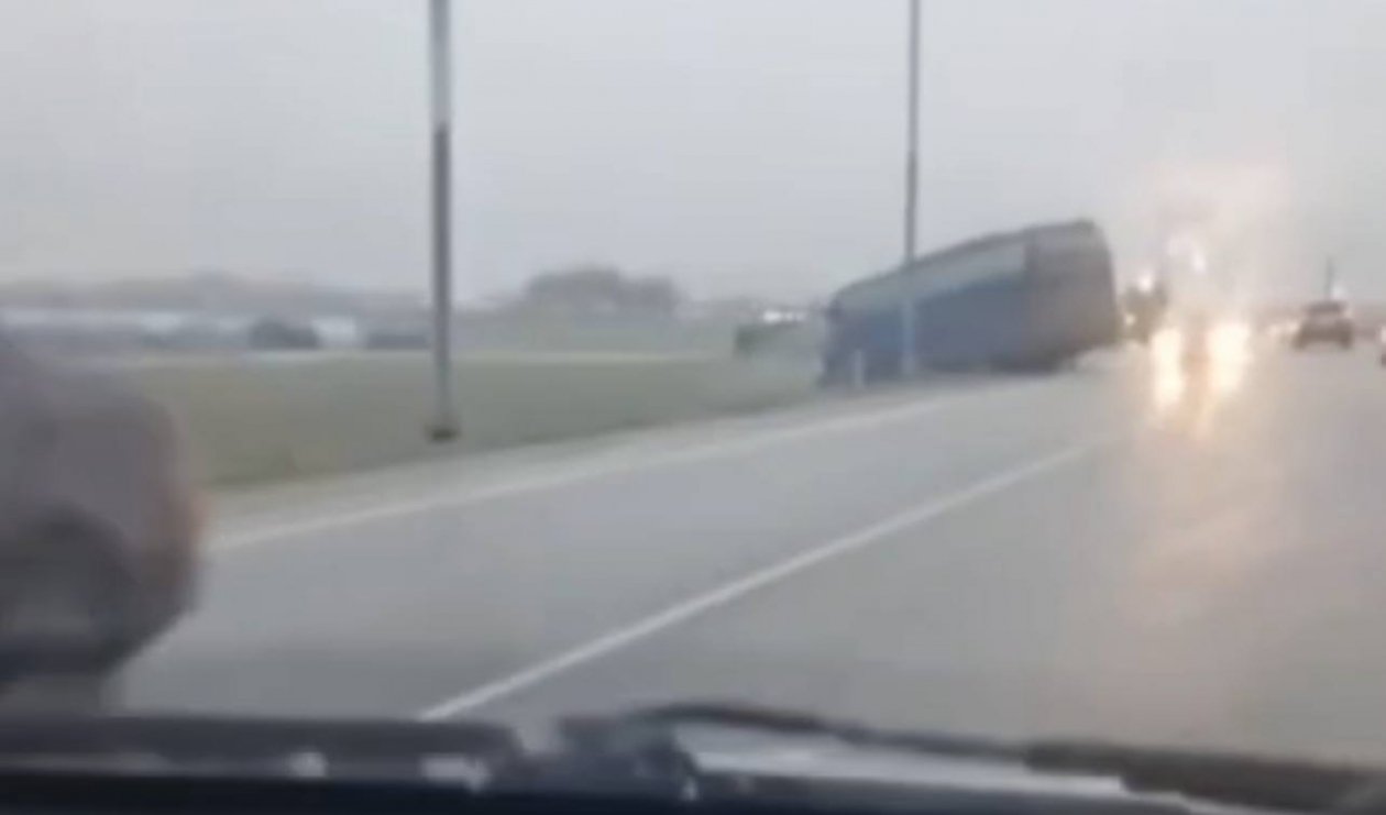 Несколько автобусов слетели в кювет на Кубани из-за скользких дорог скрин t.me/tipichkras