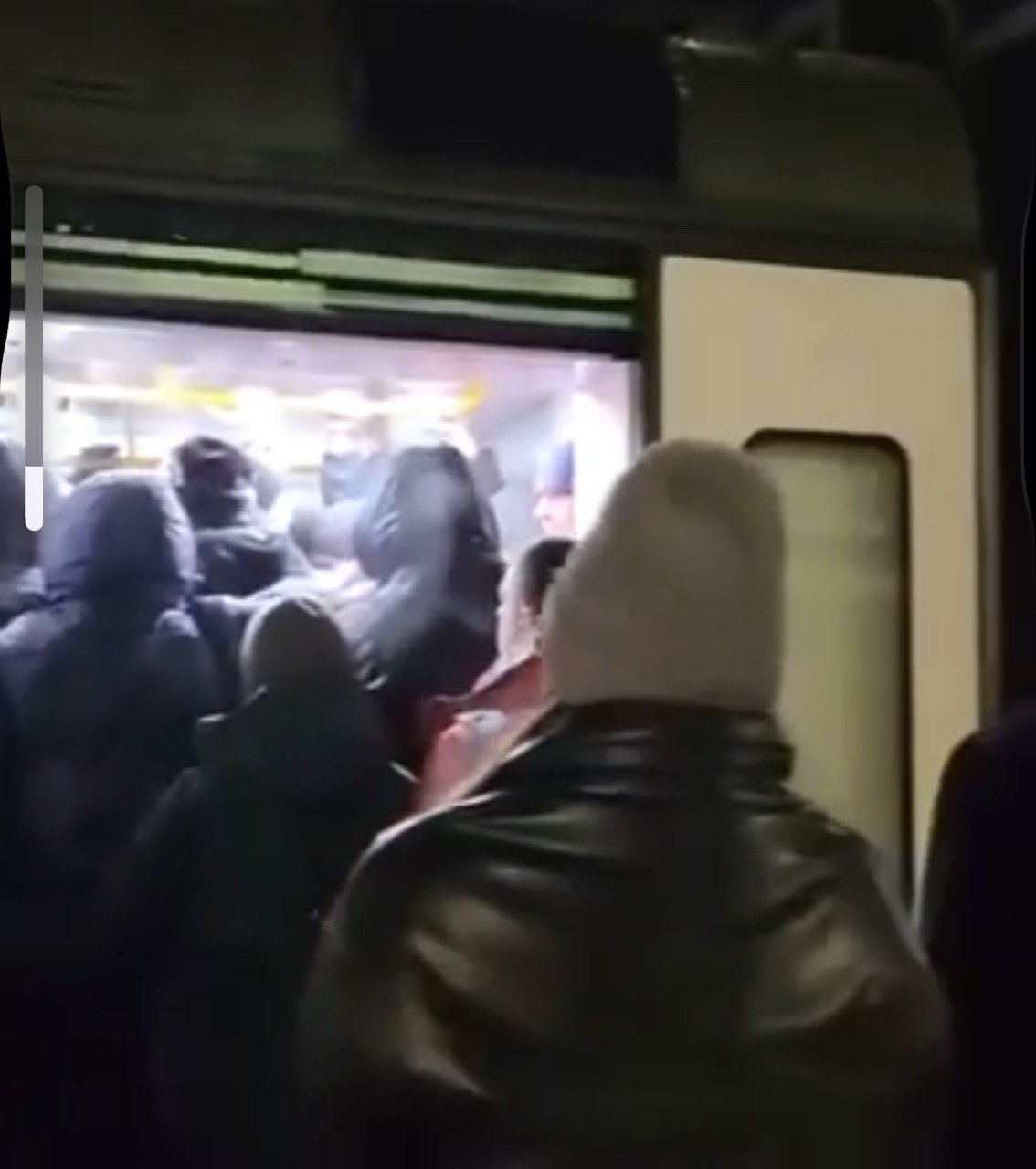 Даже на перроне нет места: огромные толпы людей ждут поезда на МЦД-2 скрин из видео