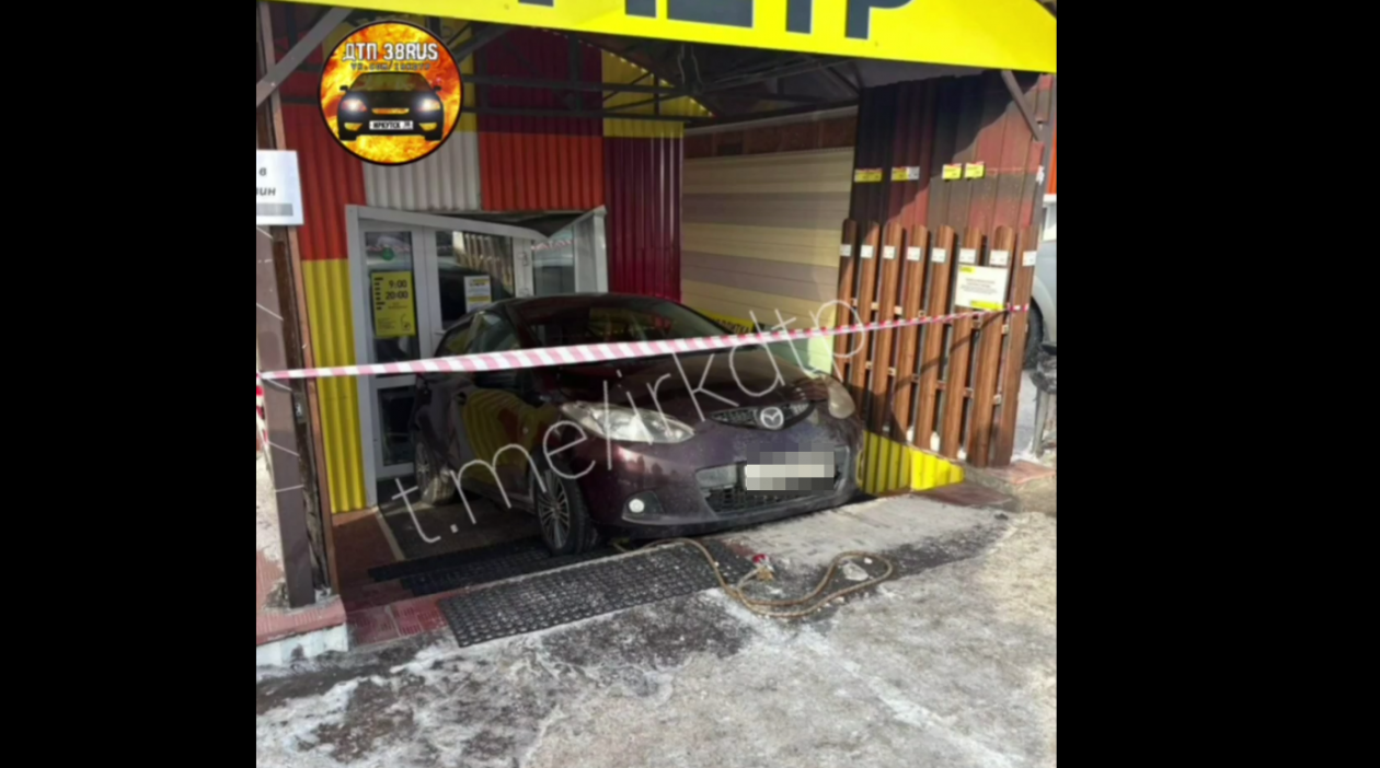 Легковушка въехала в здание супермаркета в Иркутском районе Телеграм-канал (18+) &quotДТП38&quot