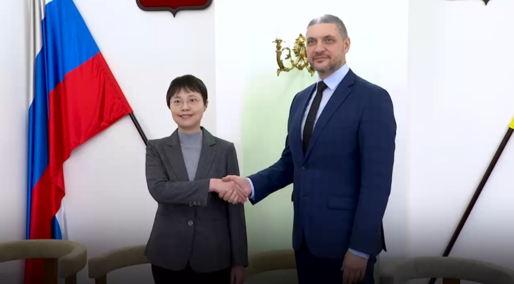 Губернатор Забайкалья Александр Осипов с новым Генеральным консулом Лю Юй кадр из видео