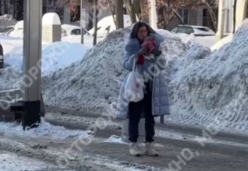 Девушка с раздетым ребенком Telegram-канала &quotОсторожно, Москва&quot (18+)