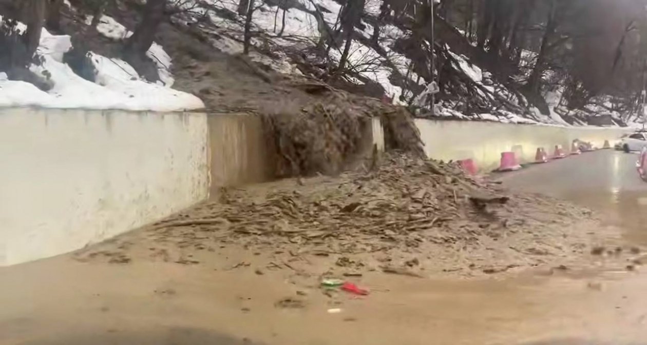 Мощный сель обрушился на дорогу заблокировал движение в Сочи t.me/mvd_23