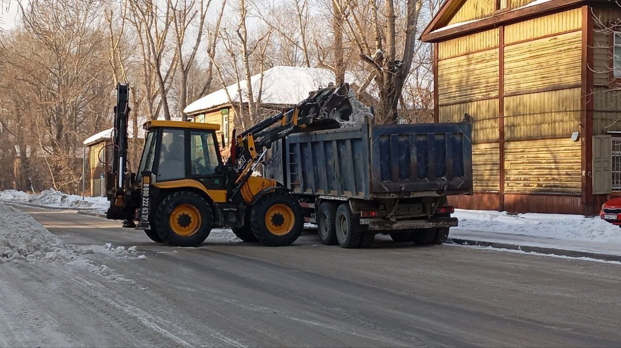 Снегоуборочная техника ведет расчистку улиц во всех районах Иркутска Пресс-служба администрации Иркутска