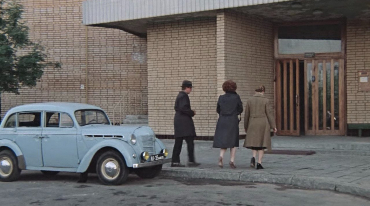 Почему в СССР зимой спокойно ездили на летней резине - и это работало: без шипов, липучек и цепей Кадр из фильма &quotМосква слезам не верит&quot (18+)