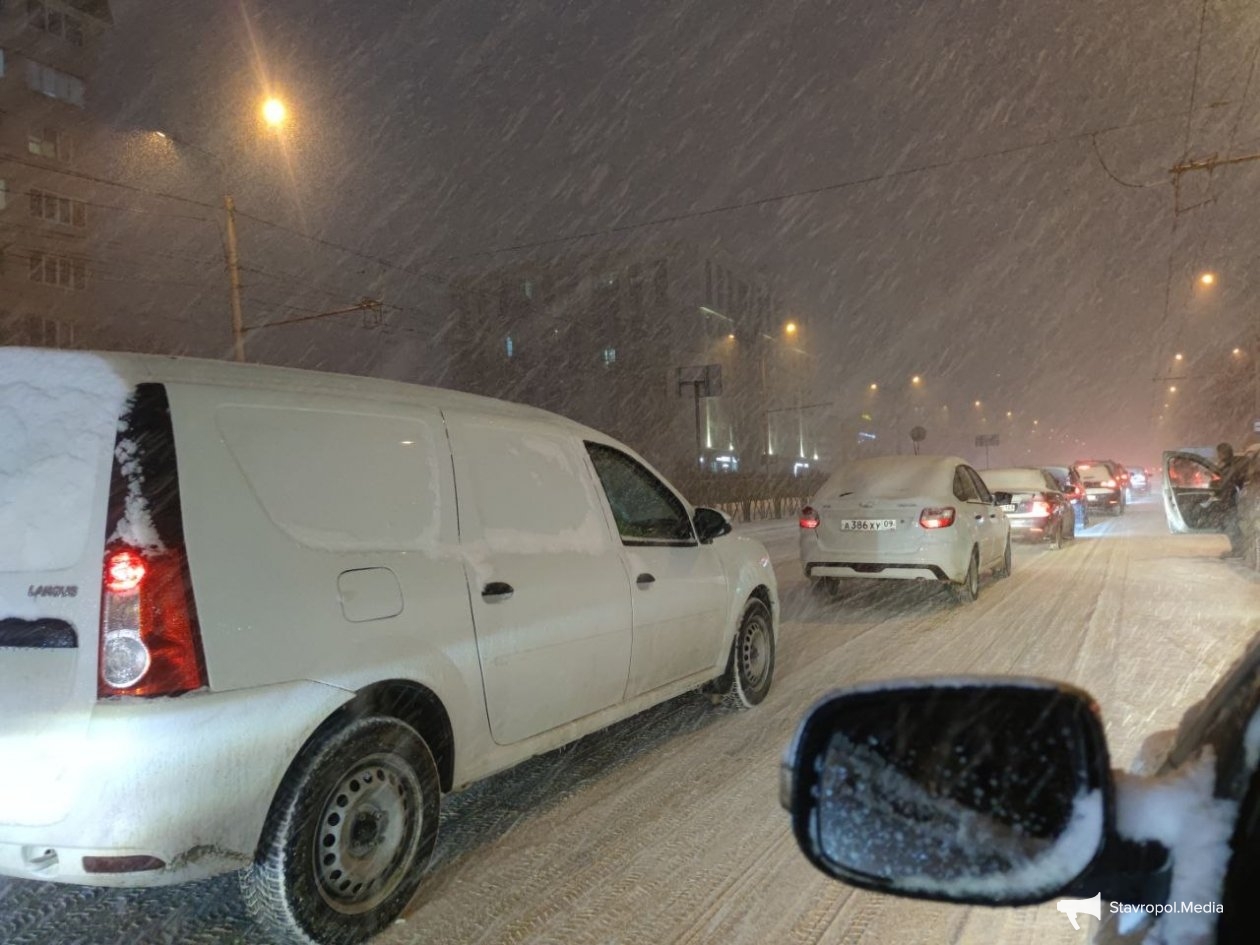 Сильный снегопад парализовал дороги Ставрополя ИА Stavropol.Media