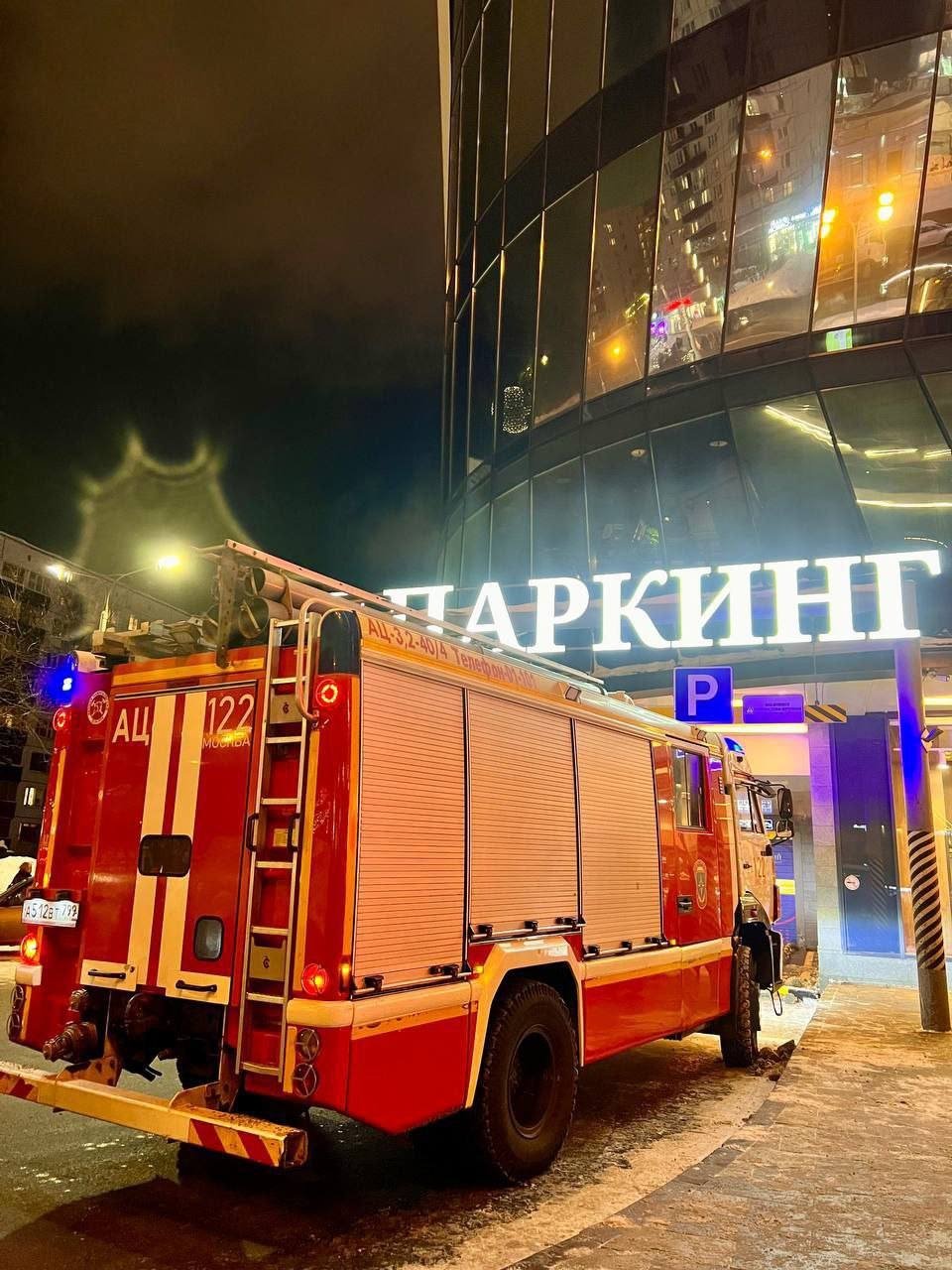 Пожарные у ТРЦ &quotЩелковский&quot Telegram-канала (18+) &quotМосква с огоньком&quot