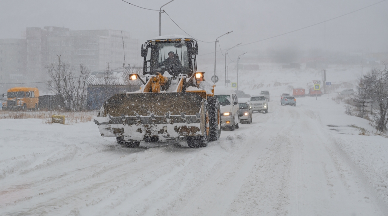В Магадане продолжается расчистка от снега улично-дорожной сети Источник