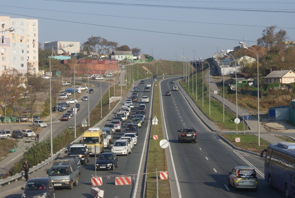 Выставлены бетонные блоки и дорожные знаки, Фото с места события собственное