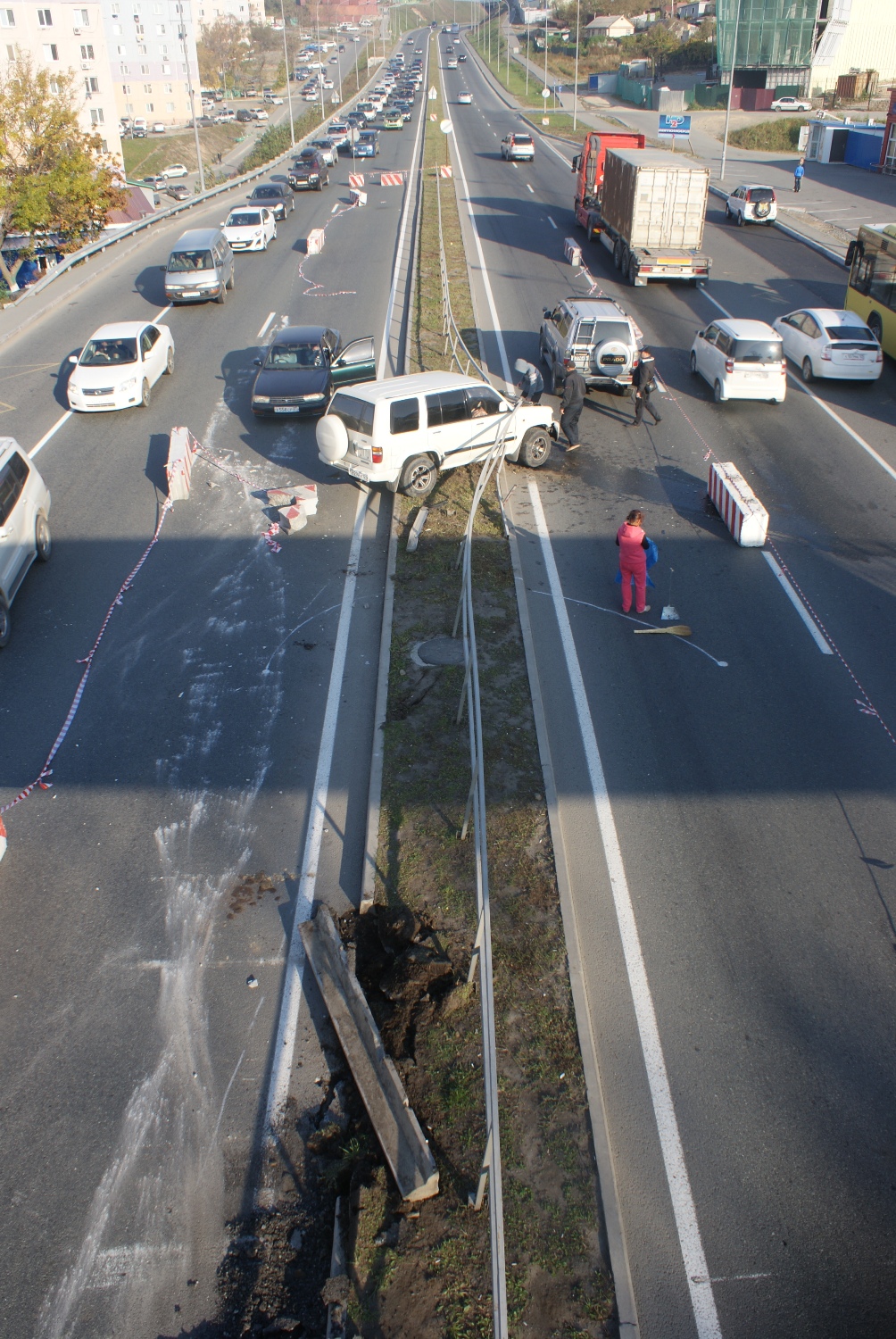 Внедорожник "вмешался" в строительство разворота, Фото с места события собственное