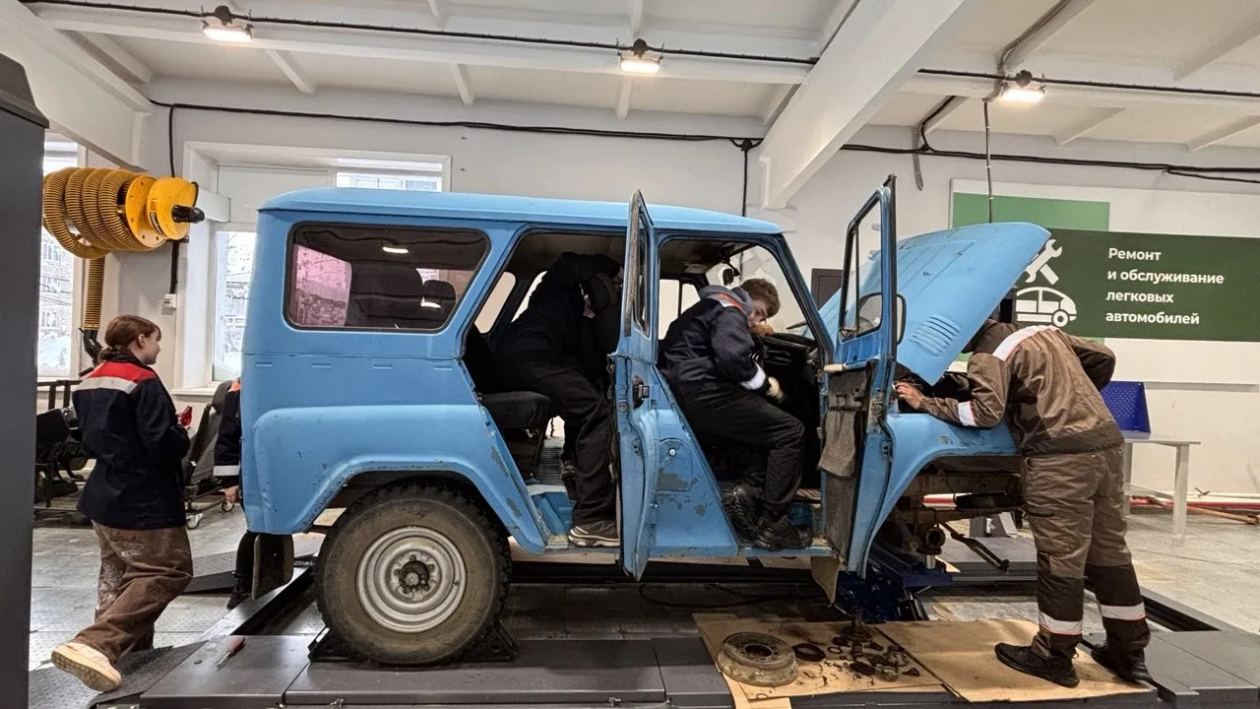 Студенты сахалинского техникума готовят автомобиль для отправки в зону СВО пресс-служба министерства образования Сахалинской области