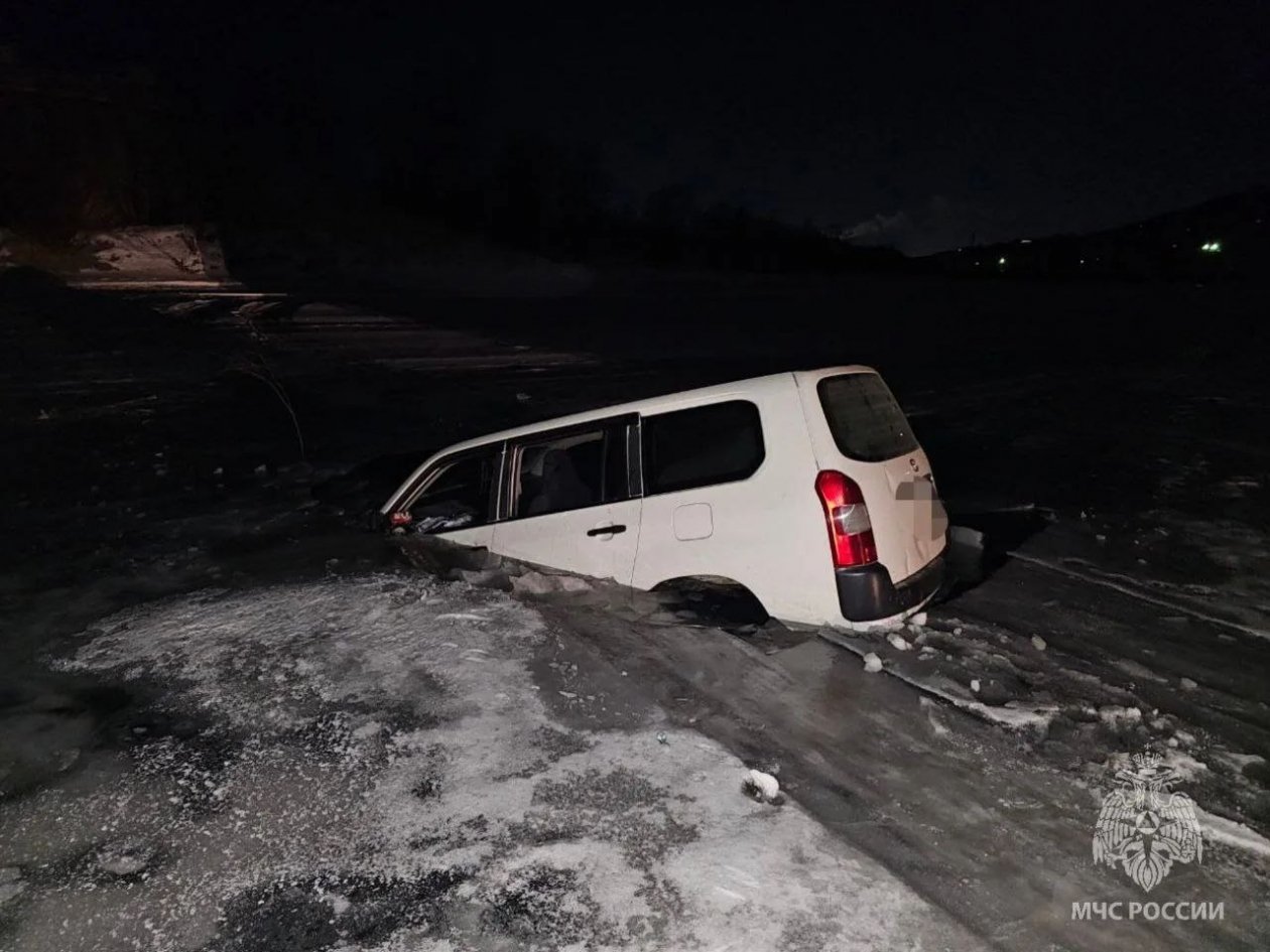 Провалившийся под лёд автомобиль пресс-службы ГУ МЧС по Забайкалью