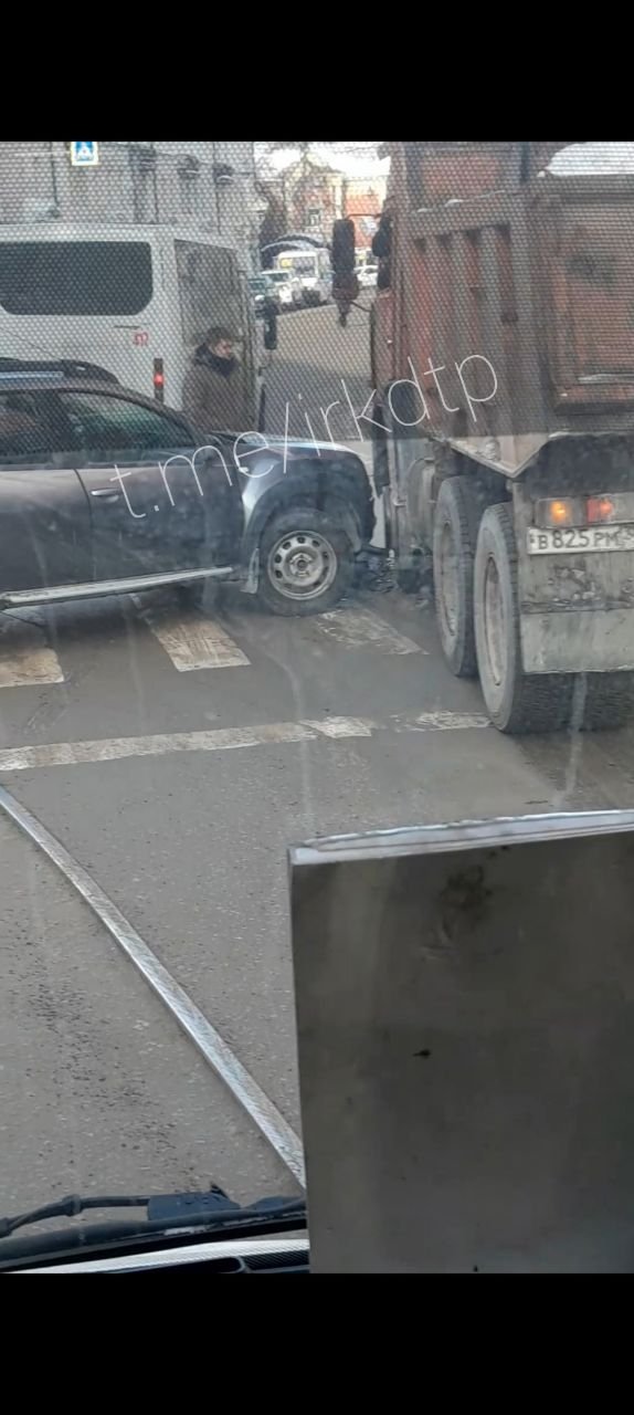 Кроссовер и самосвал столкнулись на пешеходном переходе в центре Иркутска Тг-канал &quotДТП38&quot (18+)