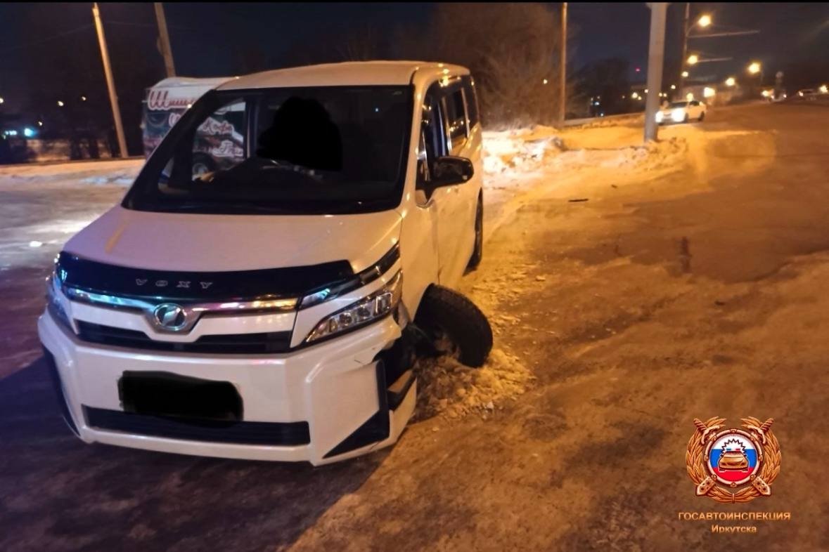 Мужчина умер за рулем минивэна на развязке Академического моста в Иркутске Пресс-служба ГУ МВД РФ по региону