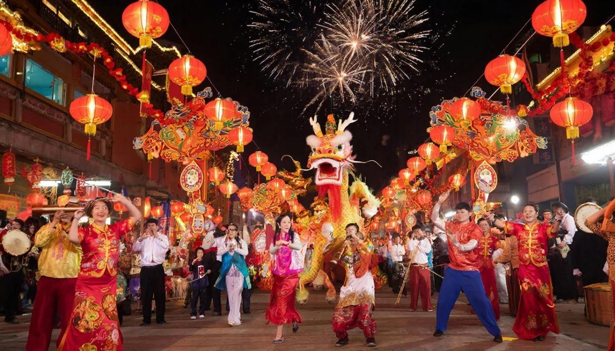 Празднование восточного Нового года Kandinsky(18+) by Sber AI