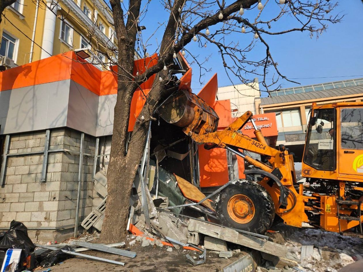 Павильон с кафе и магазином сносят во Владивостоке предоставлено &quotСГТ&quot